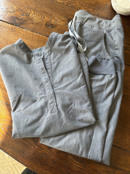 Figs Other - FIGS women’s scrub set (gray)